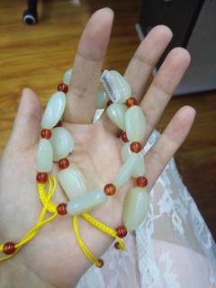 看看这两个和田玉手串值几个钱